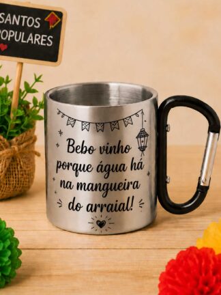 Caneca Bebo vinho porque água há na mangueira do arraial!